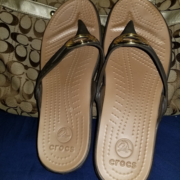 2 pair Crocs sandal/flip flop - Picture 9 of 11